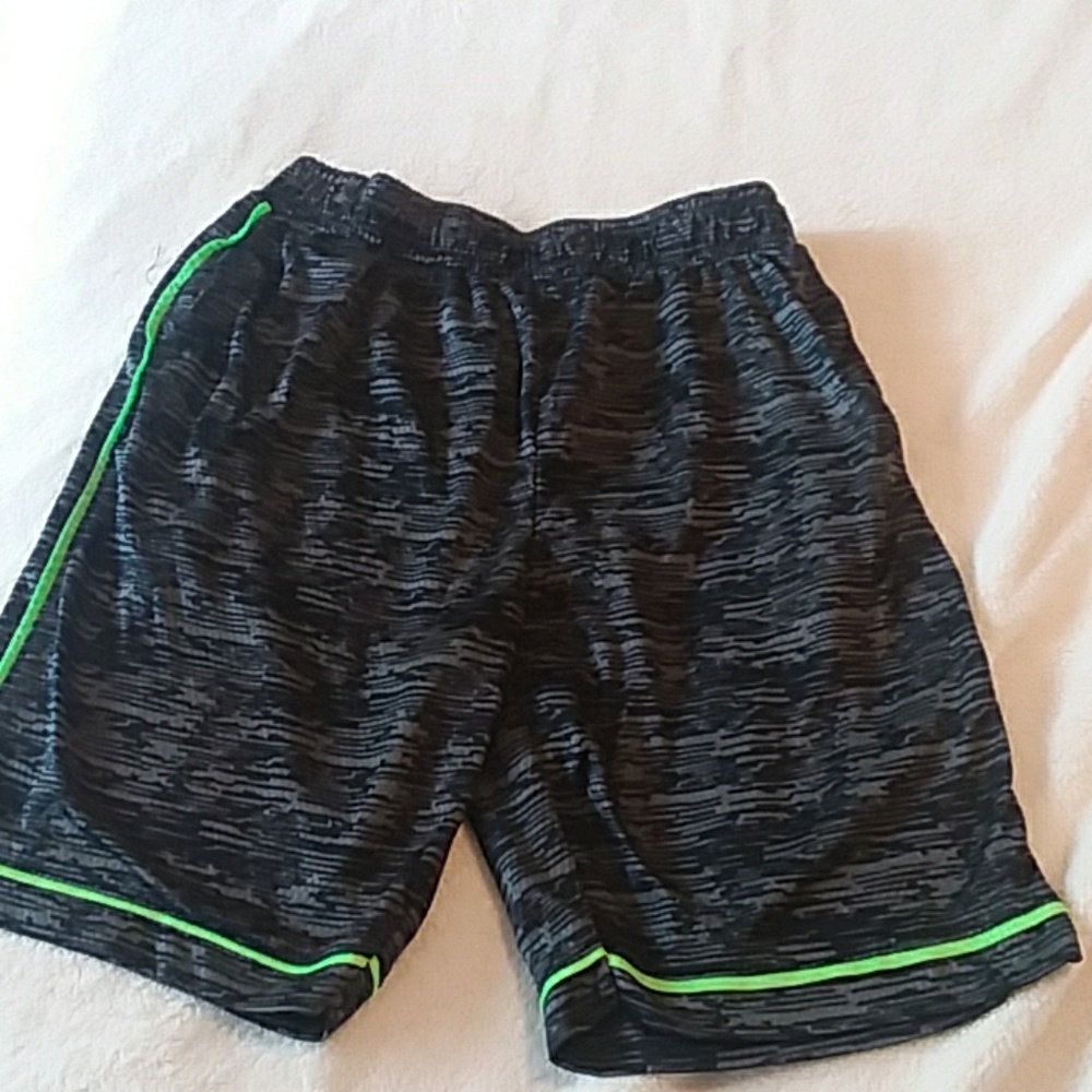 M  dry fit style SHORTS  8/10 like new Medium